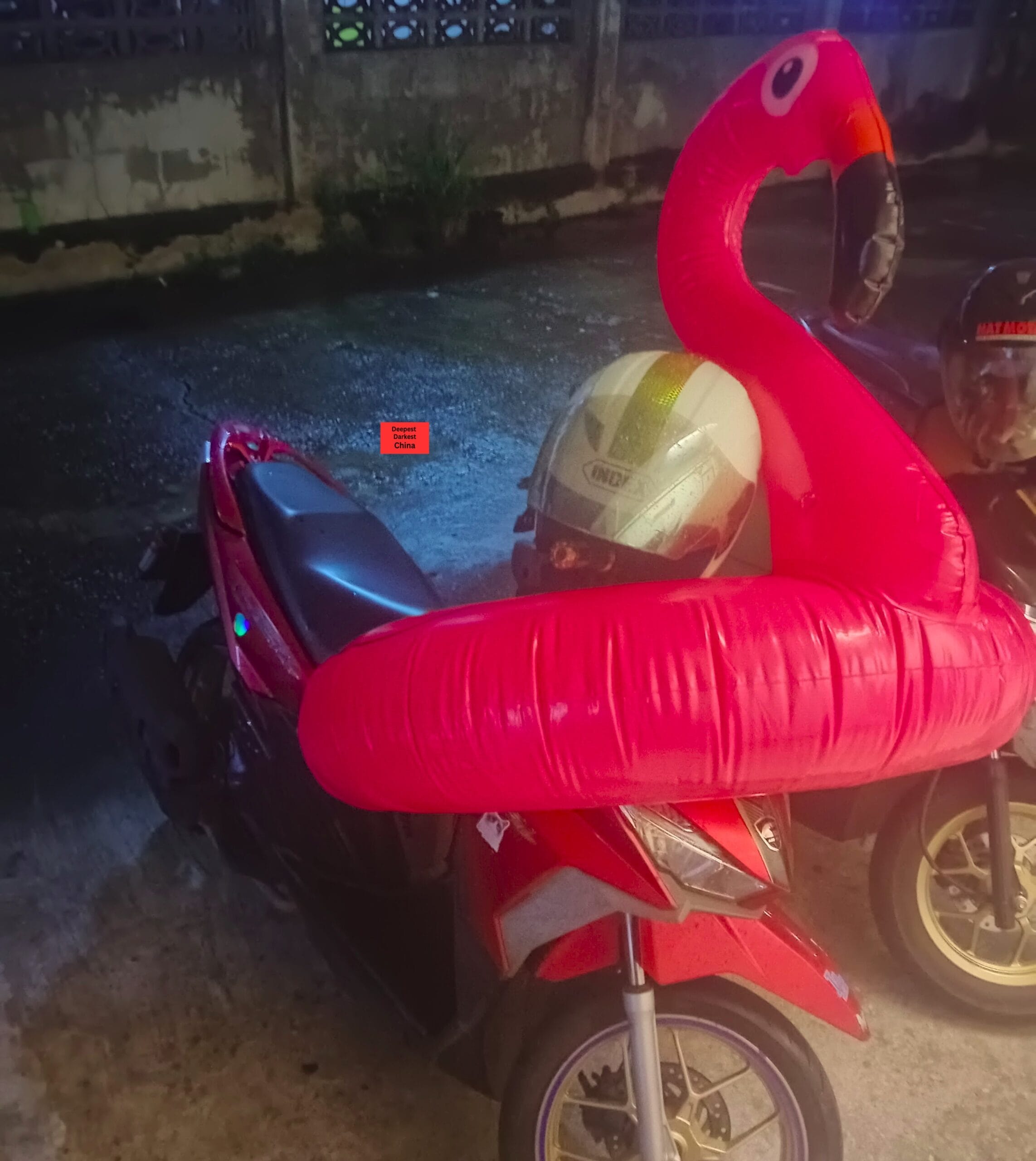 Giant inflatable pool toy flamingo