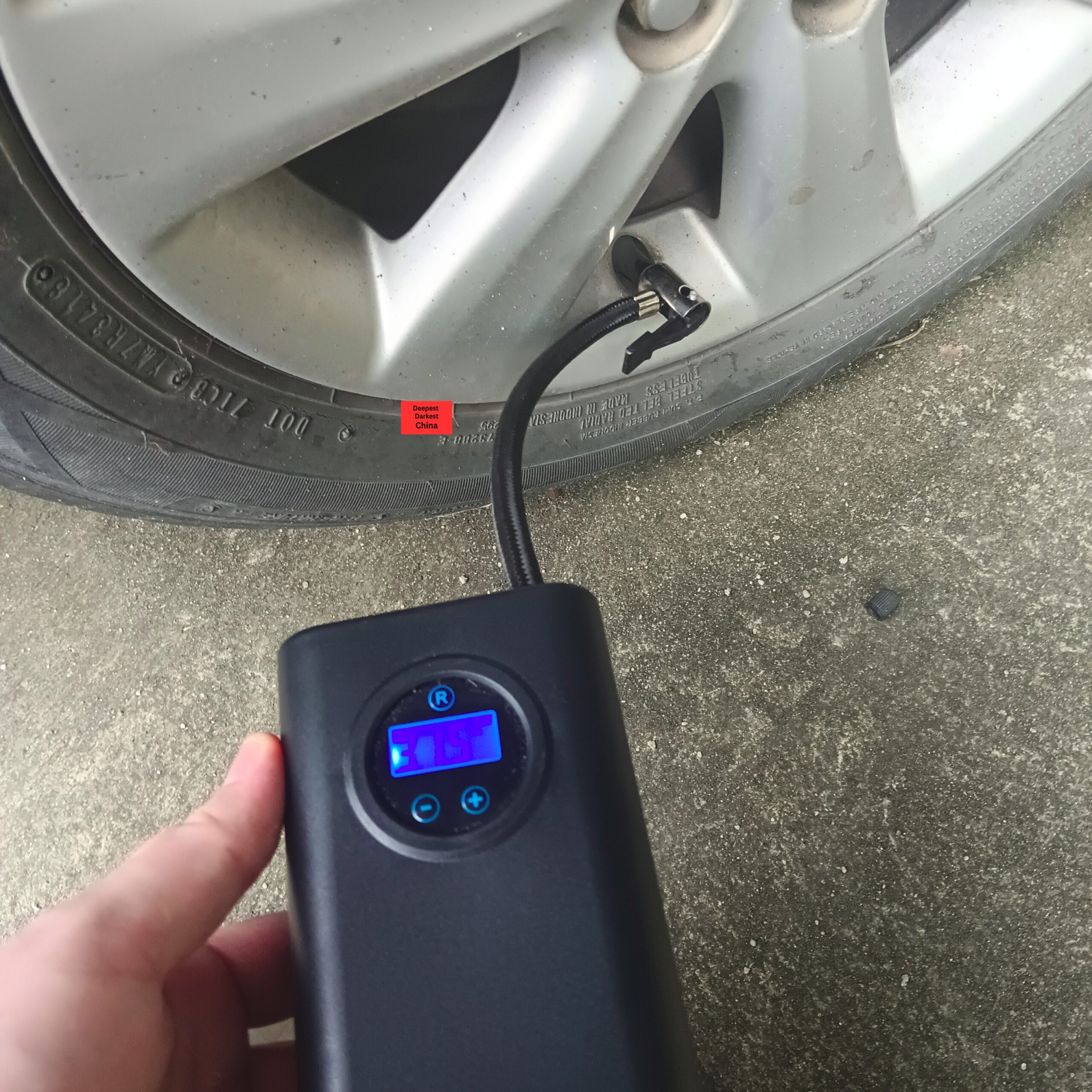 SCK619-3 air pump filling up car tyre