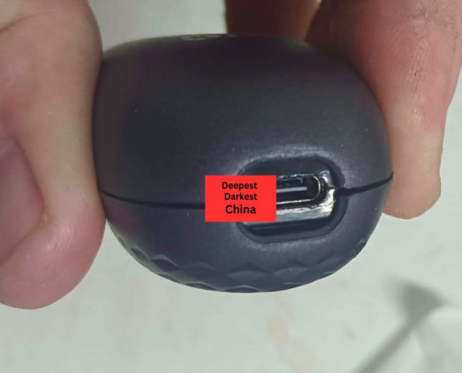 Bottom of the RFCD-9088 waterproof shaver, in particular the USB-C connector